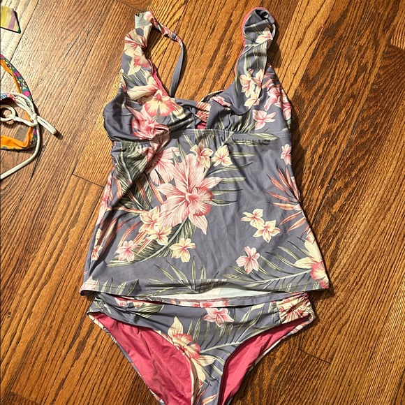 Swimsuits - Picture 4 of 6